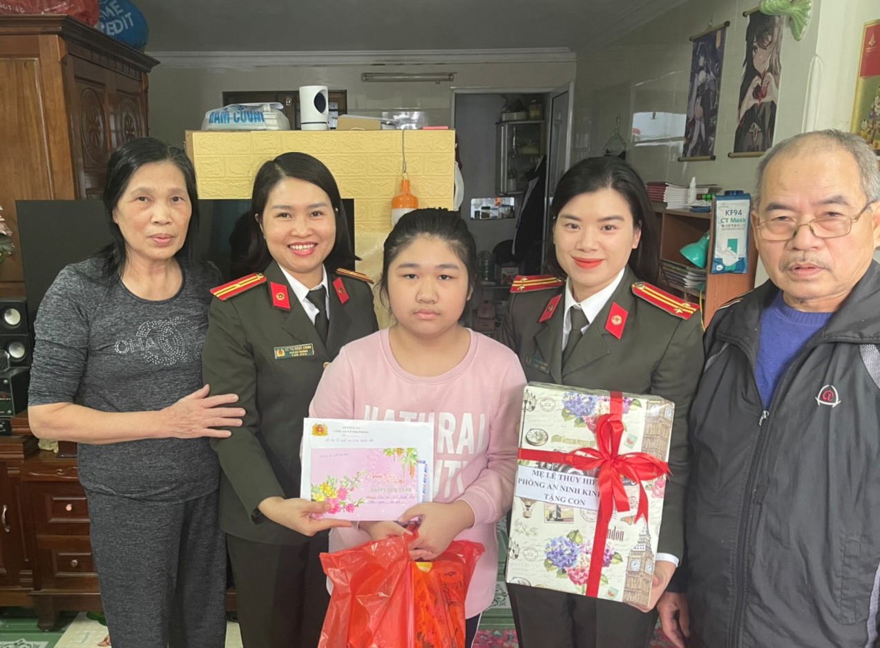 Hội phụ nữ khối An ninh nhân dân: Tặng quà Tết 02 cháu có hoàn cảnh khó khăn theo chương trình “Mẹ đỡ đầu”